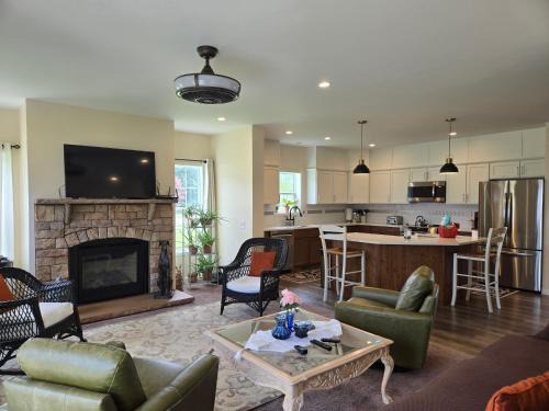 Charming Rural Retreat Entire Home Cozy New for 8
