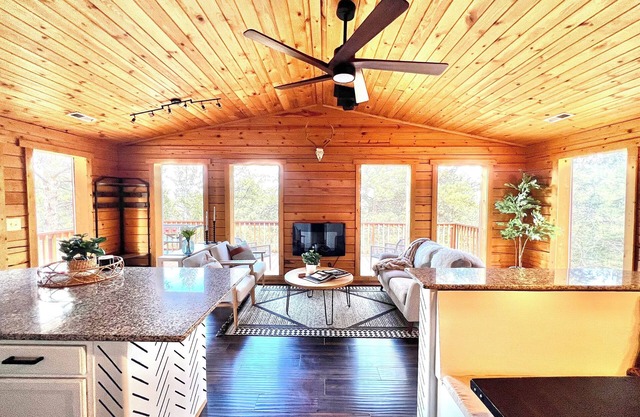 Charming Rural Retreat: Perfect for Work, Play, or Extended Stays