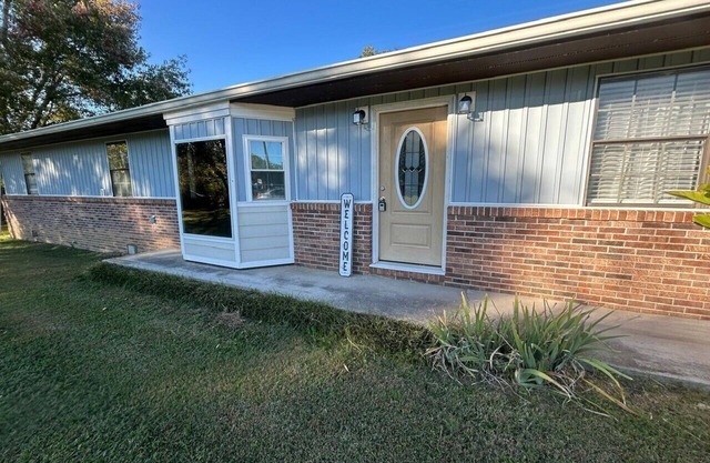 Charming & Rustic 4-bedroom Smoky Mountain Home with Golf Cart and large yard!