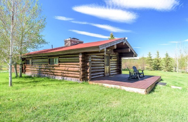 Charming, Rustic Cabin on River, Bridger-Teton. Bison Feeding nearby! Gameroom!