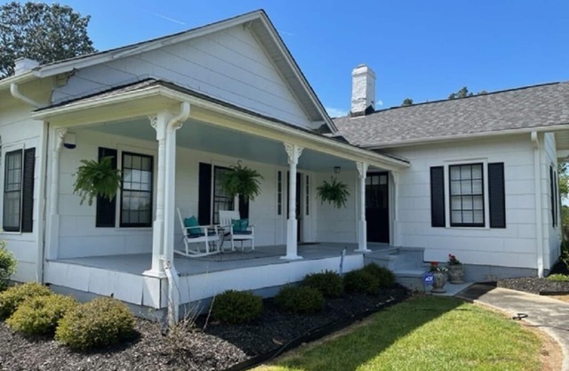 Charming, rustic Farmhouse. 2 mi. from Tin Roof Farms Venue. 39 mi. to Masters.