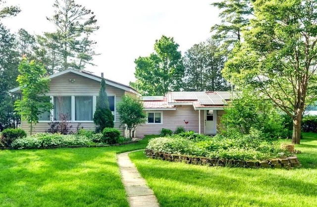 Charming, rustic lake house on beautiful Sunset Bay on White Lake - Pet friendly