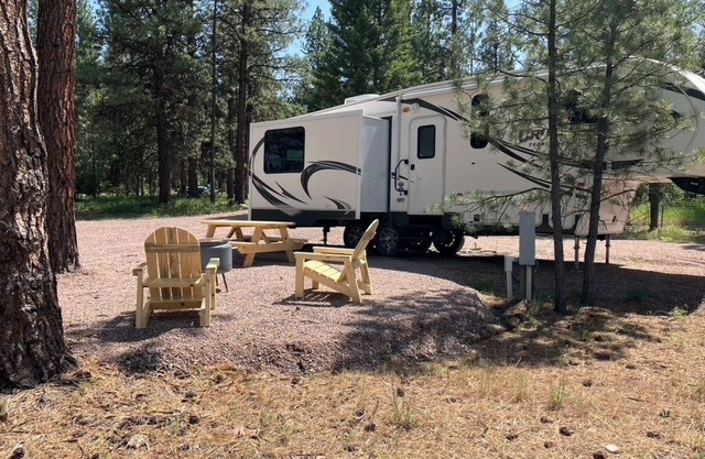 Charming Luxury RV in Potomac with AC and WiFi.