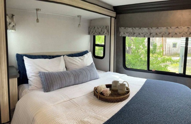 Charming RV with AC in Redmond - Getaway in the Heart of Central Oregon