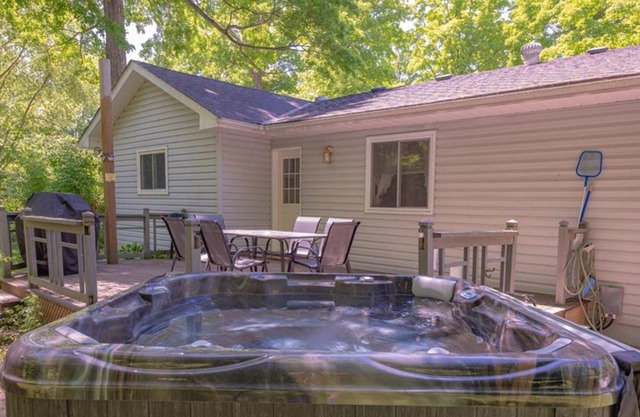 Charming Sandy Lake Cottage - Hot tub, Sauna