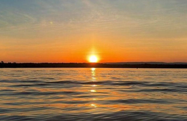 Charming Saratoga Lake Rental, minutes from Saratoga and the track. Sleeps 3