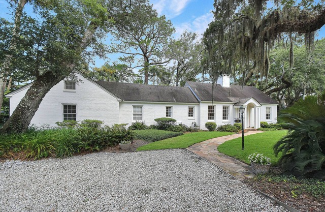 Charming Sea Island Cottage Steps to Beach Sleeps 10