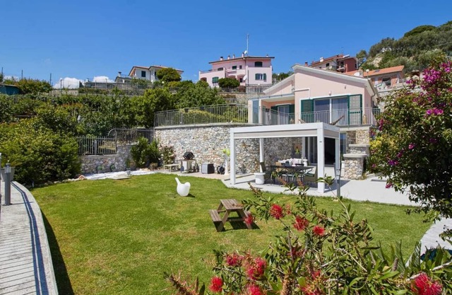 Charmante Meerblick-Villa mit Garten und schönen Außenbereichen