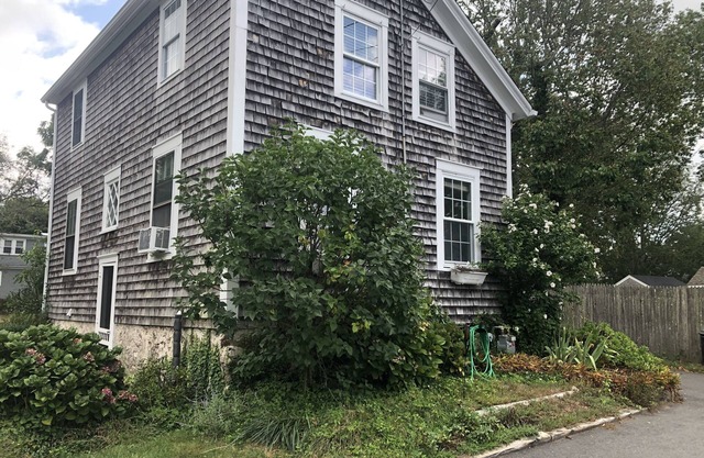 Charming Seashell Cottage rental in the Heart of Padanaram Village!