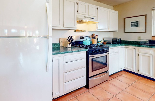 Charming secluded home mountain views, covered front porch, & book collection