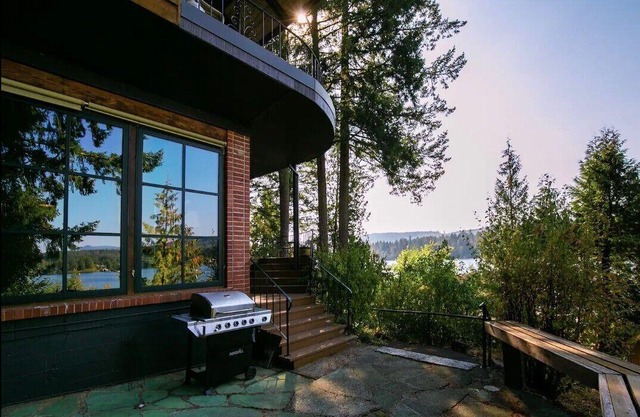Charming Shawnigan Lake Front Cottage