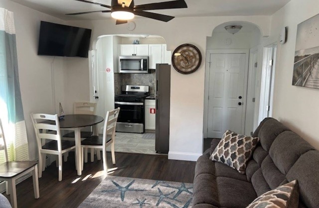 Charming Shore Getaway steps from Beach and Wildwoods Convention Center!!