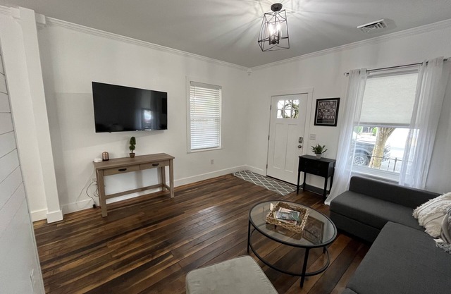 Charming shotgun in the heart of downtown Madison