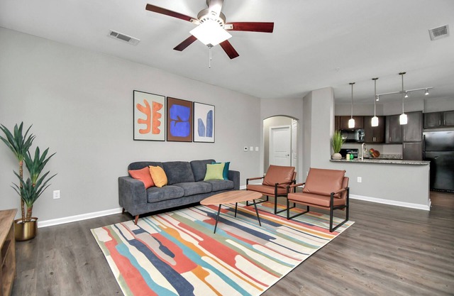 Charming Sienna 2/2 Apt, w/WD & private garage
