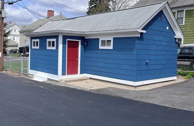 Charming single family Cottage w fenced in yard, pet friendly, fenced yard