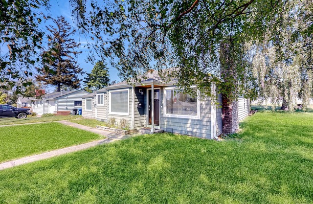 Charming, single-level home with gas fireplace, patio, washer/dryer, & fast WiFi