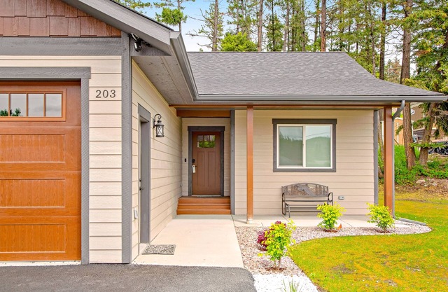 Charming single-level home with a patio, washer/dryer, & central AC