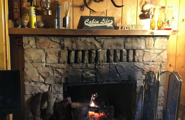 Charming Ski cabin with WiFi near Dodge Ridge, great for family or small group.