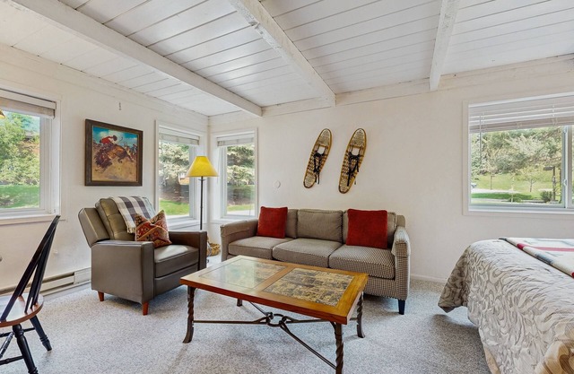 Charming, ski-themed studio w/free WiFi, full kitchen - near downtown Sun Valley