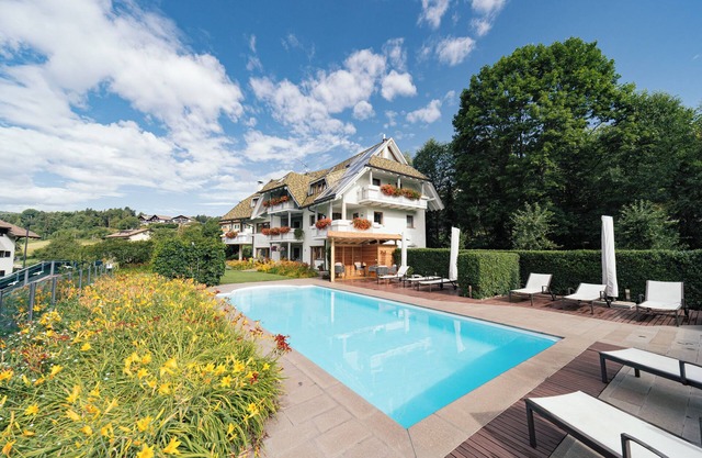 Charmante, kleine Ferienwohnung am Meer in der Villa Anina mit Pool