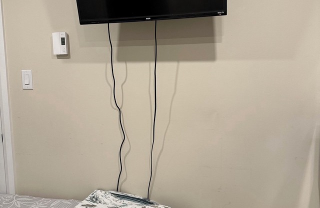 Charming small studio in adorable St. John's WiFi access, 2 twin beds, full bath