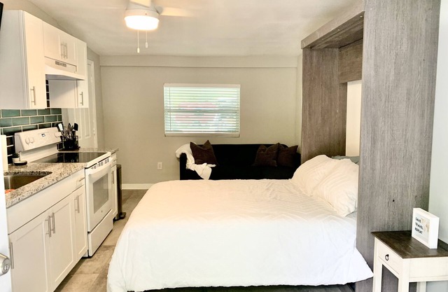 Charming Southside Studio - Centrally Located