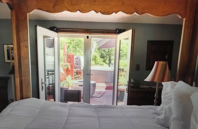 Charming "spa like" home with Hot Tub and Infrared Sauna