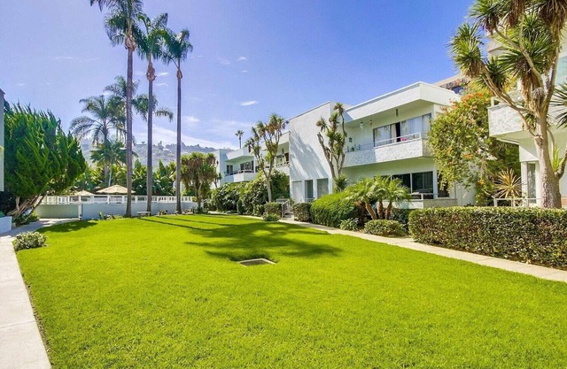 Charming spacious 2-bedroom condo in gorgeous La Jolla Shores Walk to Beach