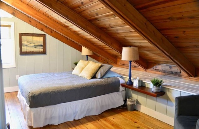 Charming & Spacious Beach Cottage. Walk to Beach!