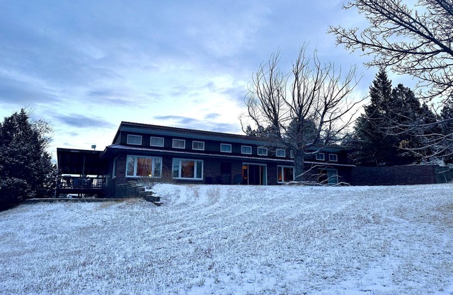 Charming, Spacious, Contemporary Mountain Retreat