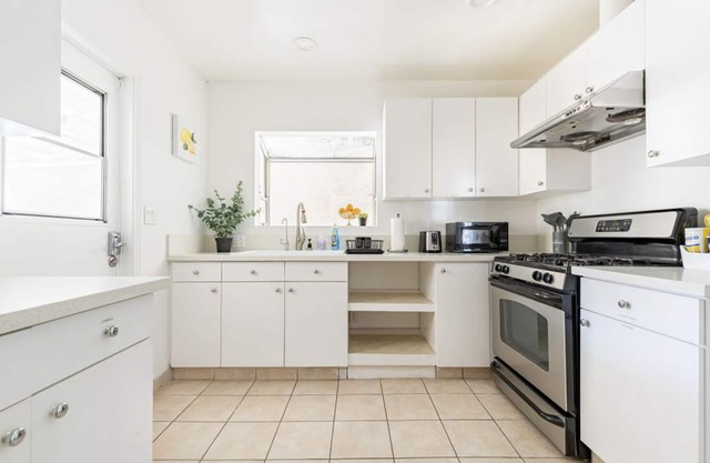 Charming Spacious Home - Modern Comforts Prime Location