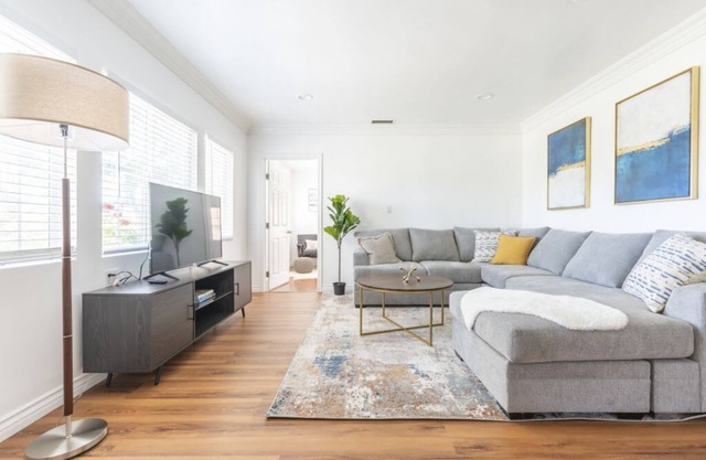 Charming Spacious Home - Modern Comforts, Prime Location
