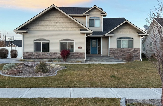 Charming Spacious Modern 4 bedroom, 3 bathroom Home in town, pet friendly