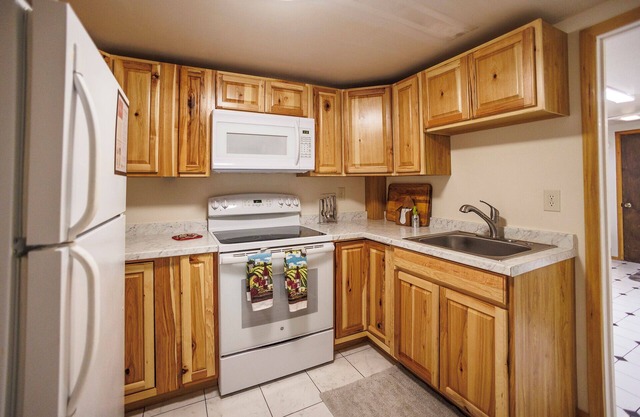Charming Spacious Studio with WiFi and AC in Historic East Medford