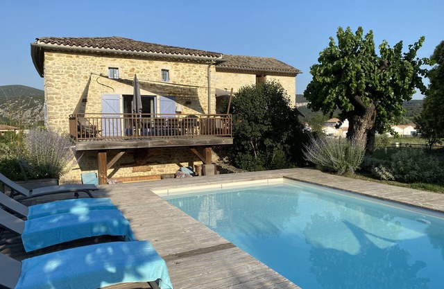 CHARME STEINHAUS MIT POOL, IN DER NÄHE DES ZENTRUMS VON VALLON PONT D'ARC