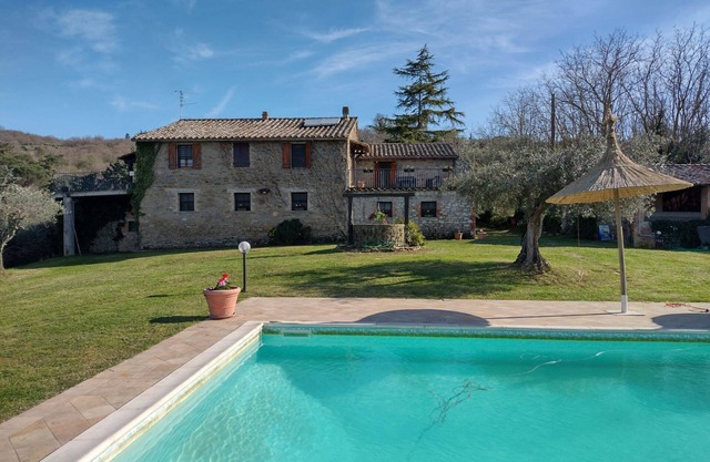 Villa aus Stein auf der Spitze eines Hügels mit atemberaubendem Blick auf den Trasimenischen See, 5