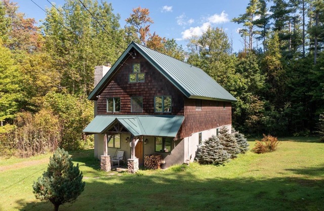 Charming Stratton 4BR Chalet - a cozy ski retreat and family getaway!