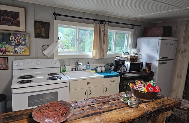 Charming studio on 16 acres in lovely Little Switzerland, king bed & jacuzzi tub