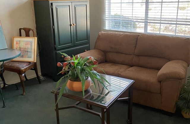 Charming studio apartment minutes from golfing and hiking.