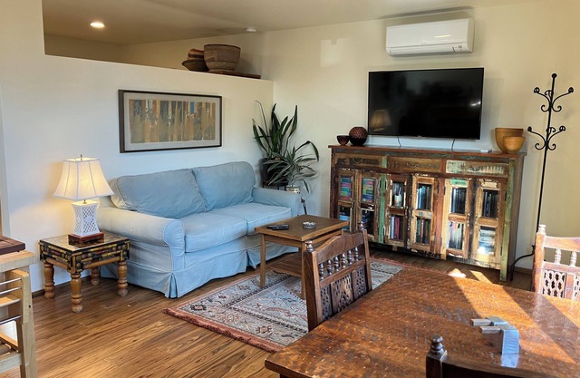 Charming studio apartment in tranquil Santa Fe with AC, WiFi