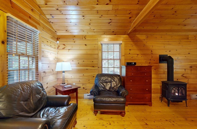 Charming studio cabin near hiking trails with firepit, & AC