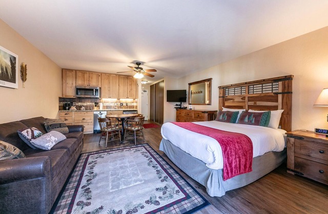 Charming Studio Deluxe w/kitchen #215 at Donner Lake Village