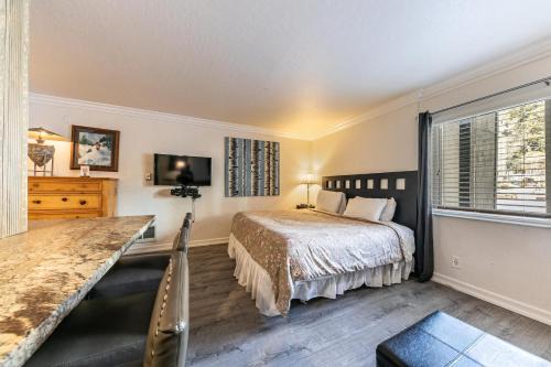 Charming Studio Deluxe w/Full Kitchen #115 at Donner Lake Village