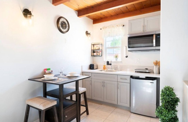 Charming Studio Getaway: Queen Bed, Bathtub, Fast Internet, Patio under a Lemon Tree, On-Site Laundry, and Gated Parking.