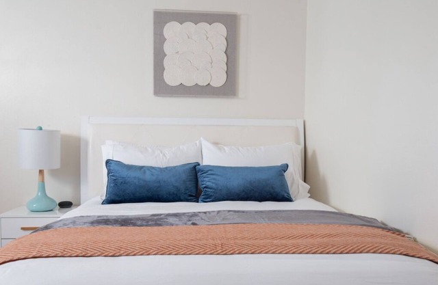 Charming Studio Guest House: w/ Queen Bed, Mini-Kitchen, and Parking - Minutes from Downtown LA!