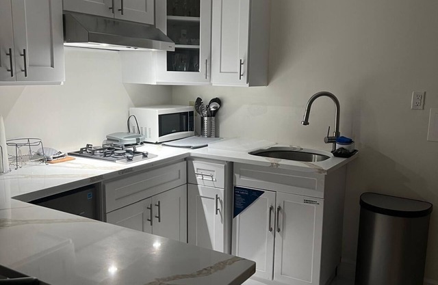 Charming studio in brilliant Queens with AC, WiFi