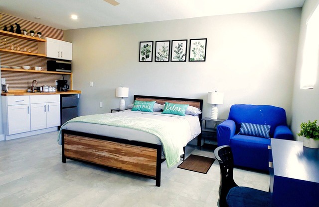 Charming studio in fabulous University Pines-Sarasota