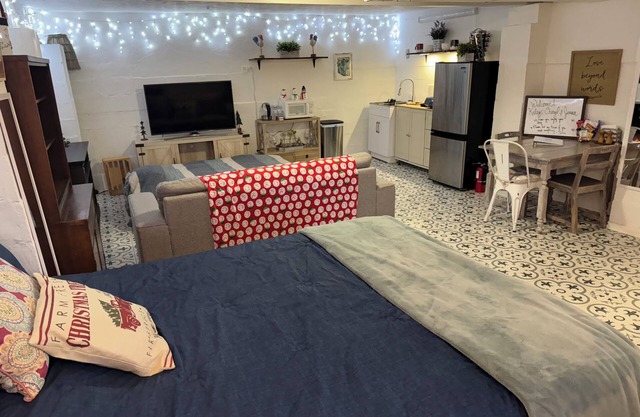 Charming studio in peaceful Cottonwood with WiFi, AC