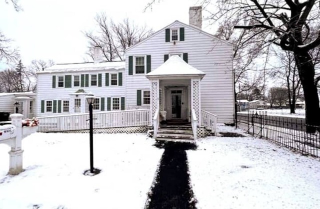 Charming studio in riverfront Troy mansion
