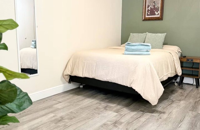 Charming studio in Tampa with AC Cozy Tampa Hideaway Near Airport Peaceful Stay